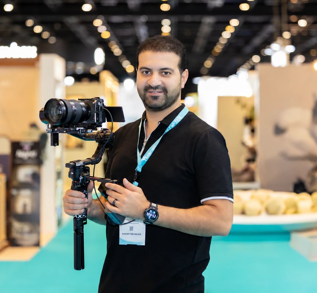 إبراهيم البديوي أثناء تصوير إحدى المعارض في الإمارات باستخدام كاميرا ومثبت تصوير